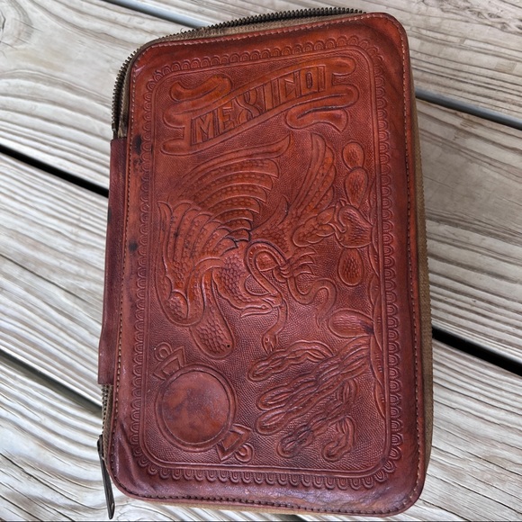 Vintage 1930s Mexico tooled leather box with acwalite celluloid brush shoehorn - Picture 2 of 16